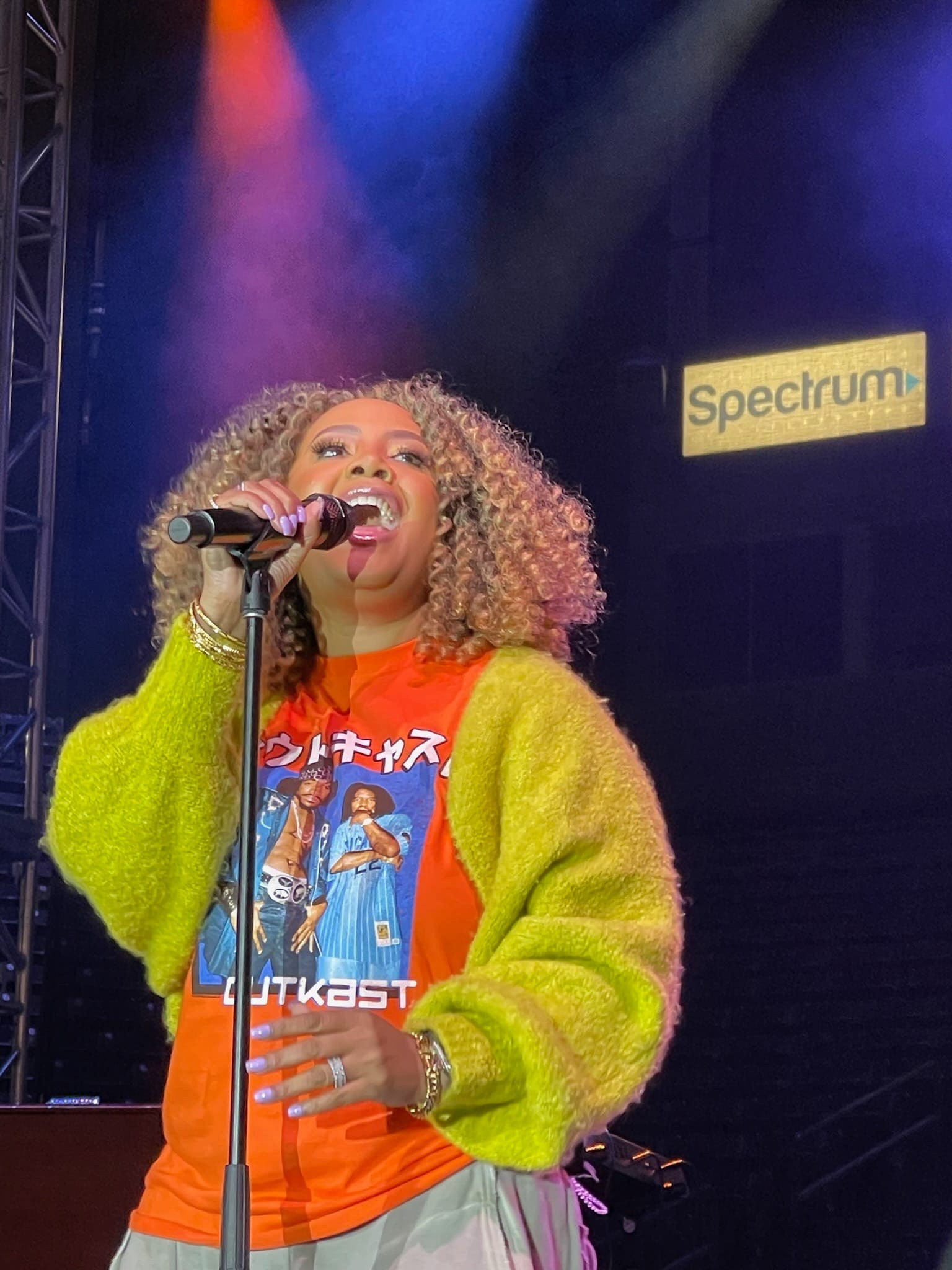 Artist in the middle of Singing